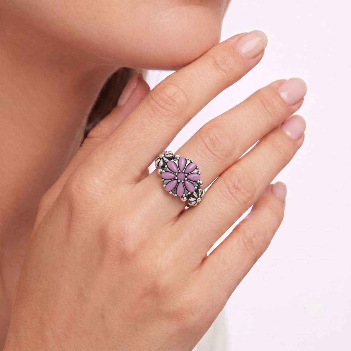 Sterling Silver Phosphosiderite Concha Flower Ring